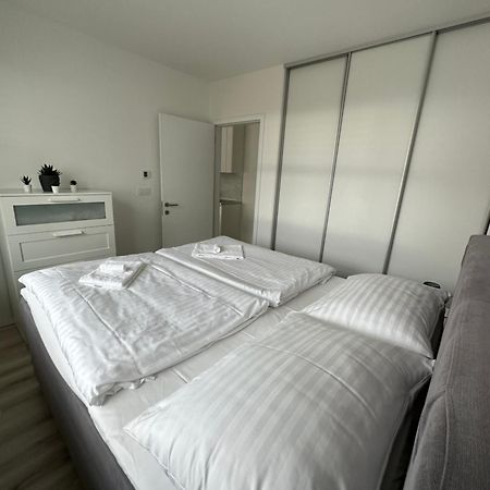 Ein Park Apartment With Free Parking ブラチスラヴァ エクステリア 写真