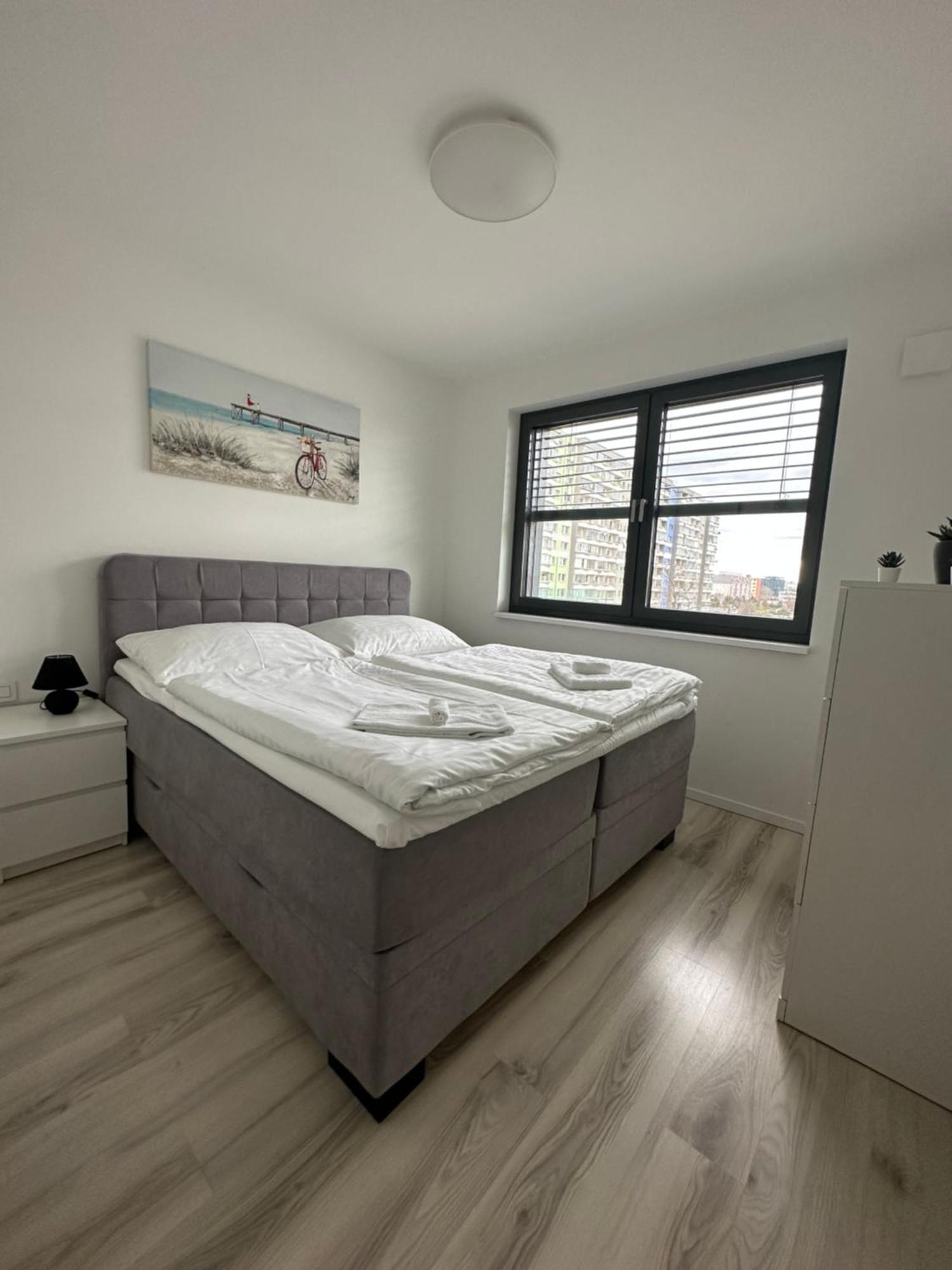Ein Park Apartment With Free Parking ブラチスラヴァ エクステリア 写真